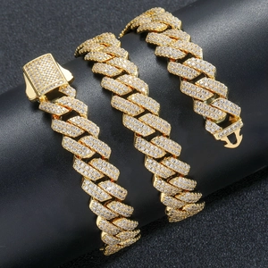 Détail d'un collier cubain de 13 mm plaqué or serti de pierres de zircone étincelantes