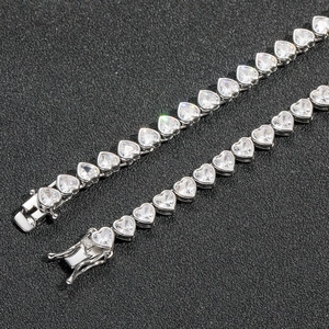 Elegante bracciale tennis da 5 mm in argento con zirconi a cuore su sfondo nero