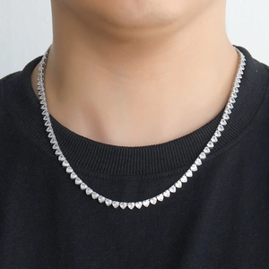 Primo piano della collana tennis a cuore da 4mm con zirconi indossata da una modella