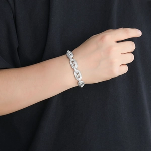 Primer plano de pulsera hip hop de plata con eslabones entrelazados de circonitas en muñeca