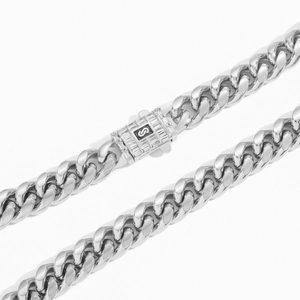 Détail macro d'une chaîne cubaine argentée avec boucle S sertie de zircons baguette