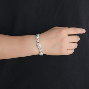 Bracelet hip hop à maillons infini avec zircons colorés porté par un homme chic