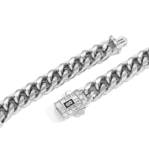 Détail d'une chaîne cubaine avec boucle sertie de diamants et gravure de la lettre S
