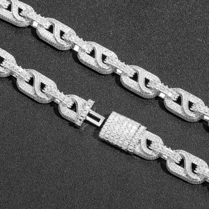 Vista macro de la pulsera hip hop plateada con eslabones en S y piedras de circonita cúbica