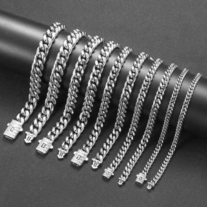 Détail de chaînes cubaines argentées avec fermoir boîte serti de strass et gravure S