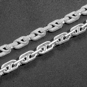 Primer plano macro de pulsera hip hop plateada con circonitas cúbicas sobre fondo negro