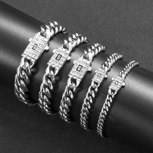 Détail de chaînes cubaines en argent avec fermoirs sertis de zircons de style baguette
