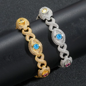 Détail macro de bracelets à maillons œil grec en or et argent avec zircons colorés