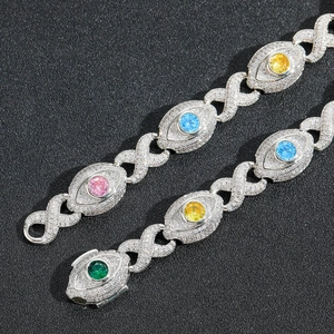 Macro d'une chaîne 14mm en argent avec des maillons œil et des zircons colorés