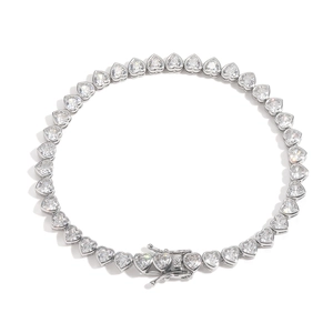 Dettaglio del bracciale tennis a cuore con zirconi scintillanti su una base color argento