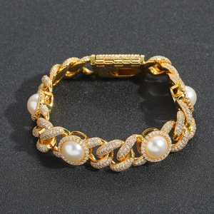 Vue détaillée d'une chaîne cubaine de 15 mm en or avec perles blanches et zircons micro-pavés