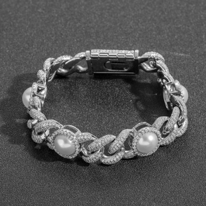Gros plan d'un bracelet cubain de 15mm avec perles blanches et zircons scintillants