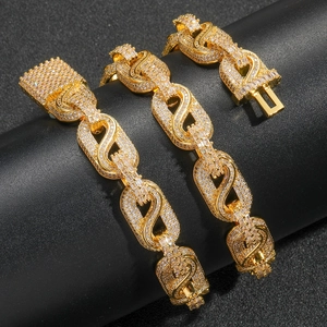 Primer plano de cadena hip hop bañada en oro con circonitas redondas y de corte baguette