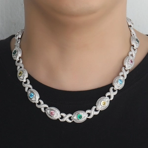 Collier hip-hop 14mm à maillons infini avec zircons colorés porté par un mannequin