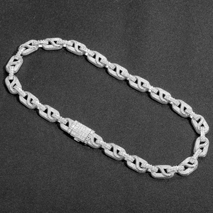 Detalle de collar hip-hop plateado con eslabones micro-pavimentados de circonita cúbica