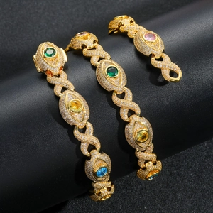 Détail macro de la chaîne infinity dorée avec pierres précieuses ovales et diamants