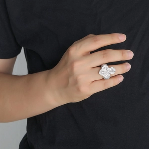 Dettaglio dell'anello hip hop in argento con zirconi bianchi incastonati e design a croce
