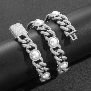 Detail der 15mm Panzerkette mit weißen Perlen und Pavé-Diamanten mit quadratischem Verschluss