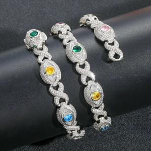 Détails macro de bracelets hip hop argentés sertis de zircons colorés de style pavé