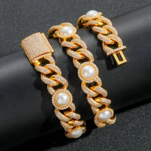 Nahaufnahme der 15mm goldene Cuban-Kette mit weißen Perlen und Zirkon-Besatz