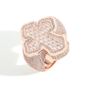 Anello hip hop in oro rosa con croce e zirconi cubici a taglio baguette e tondo