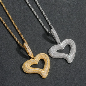 Colliers avec pendentif cœur et zircons cubiques en finition dorée et argentée