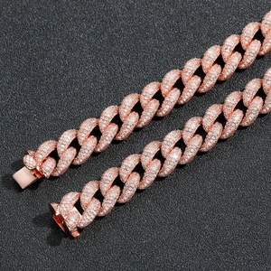Détails de la chaîne cubaine en or rose avec quatre rangées de zircons scintillants