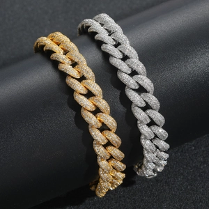 Détail de chaînes Cuban link 12mm avec 4 rangées de zircons plaquées or et argent