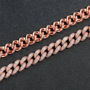 Vue détaillée d'une chaîne cubaine de 12 mm en or rose poli et sertie de zircons brillants
