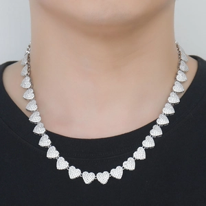 Collana hip hop 10mm a maglie di cuore con zirconi micro-pavé indossata da modella