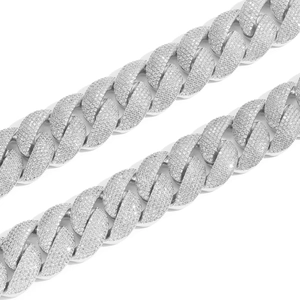 Λήψη macro ασημένιας αλυσίδας Cuban 22mm με μικροσκοπικά λευκά ζιργκόν τοποθετημένα σε pavé