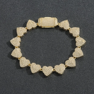 Primo piano dettagliato della collana a maglie a cuore dorate da 10mm con zirconi micro-pave