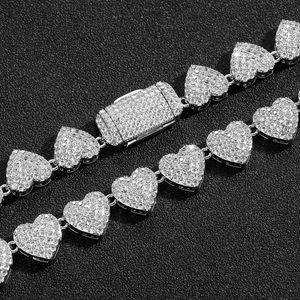 Vista macro delle maglie a cuore con zirconi incastonati su un bracciale hip-hop con chiusura