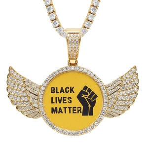 Hip-Hop-Halskette mit geflügeltem Anhänger und Black Lives Matter Text-Gravur