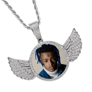 Nahaufnahme des Hip-Hop-Flügelanhängers mit Pavé-Zirkoniasteinen und silberner Kette