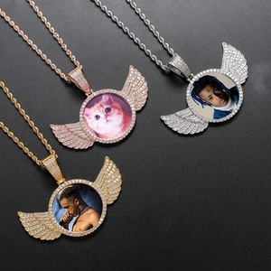 Detailaufnahme individueller Engelsflügel-Fotoanhänger in Gold, Silber und Roségold-Finish