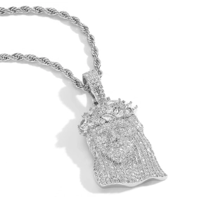 Dettaglio macro del ciondolo testa di Gesù in argento con micro-pavé di zirconi