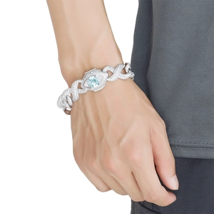 Détail du collier hip-hop avec pendentif œil et zircons brillants sur chaîne en argent