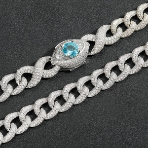 Détail de la chaîne cubaine argentée glacée avec pendentif œil bleu en cristal