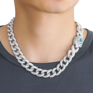 Vue détaillée du collier Cuban Link 16mm serti avec grande pierre bleue ovale
