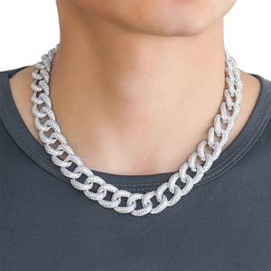 Détail d'une chaîne cubaine de 16mm sertie de zircons blancs portée au cou