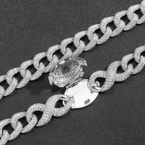 Détail macro d'une chaîne cubaine argentée de 16mm sertie de zircons avec fermoir