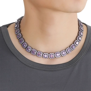 Hip-Hop 12mm Iced-Out-Kette mit lila Zirkonia, getragen von einem männlichen Model