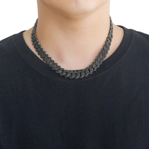 Primer plano de cadena cubana negra de hip hop con circonitas en el cuello del modelo