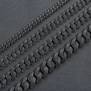 Detalle de cuatro grosores de cadenas cubanas hip hop con circonitas negras y acabado mate