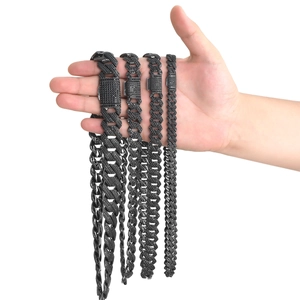 Detalle de cuatro anchos de cadenas cubanas negras con circonitas negras estilo hip hop