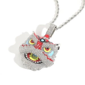 Collana hip hop testa di leone con zirconi scintillanti e dettagli in smalto colorato