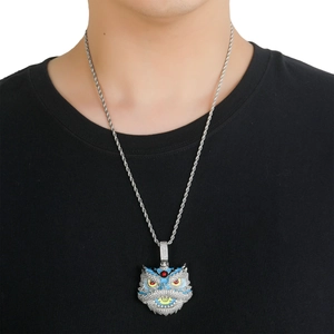 Dettaglio della collana con pendente leone hip hop con zirconi e smalto azzurro