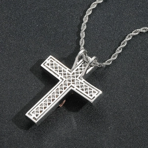 Colgante de cruz de hip hop retro plateado con detalles de oro rosa y collar de cadena de cuerda