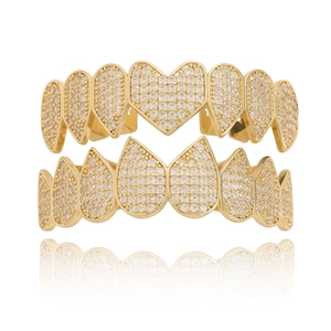 Detail van de goud vergulde hartvormige hiphop grillz set met fonkelende witte zirkonen